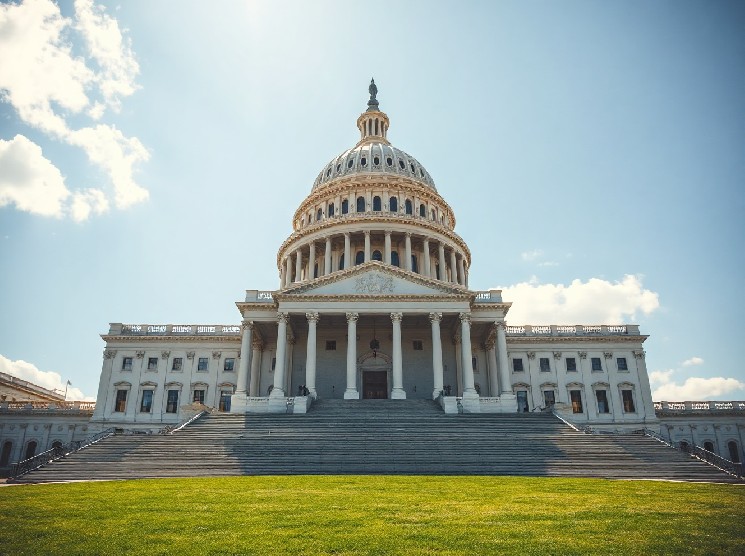 Wyden Urges Senate: Protect Blockchain Devs in CLARITY Act
